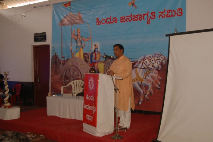 हिंदू अधिवेशनमें सम्मिलित धर्माभिमानी तथा मार्गदर्शन करते हुए श्री. रमेश शिंदे
