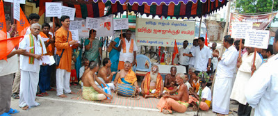  दूसरे छायाचित्रमें प्रदर्शन करते हुए धर्माभिमानी हिंदू