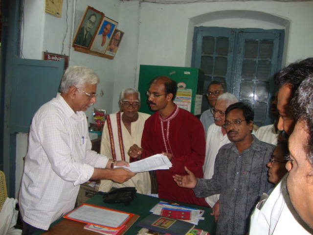 HJS members along with devout Hindus submitting the memorandum