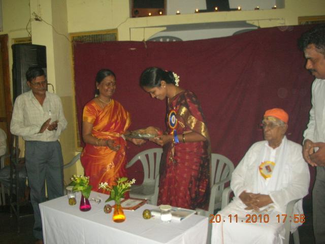 School principal giving mememto to Mrs. Uma Ravichandran, HJS