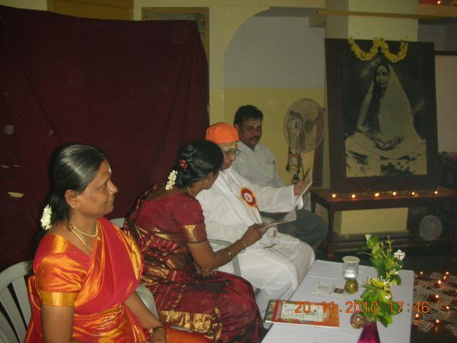 Mrs. Uma ravichandran presenting Hindu Chetana Tamil Panchang to Mr. Rama Gopalan