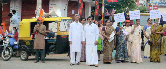 Rally was bleesed with divine presence of Pujya Rajan Shinde, Sanatan's Saint (in white Kudata-paija