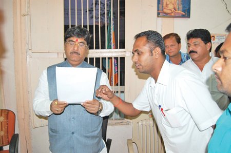 Mr. Gopinath Munde reading the memorandum along with Mr. Pankaj Bagul of HJS
