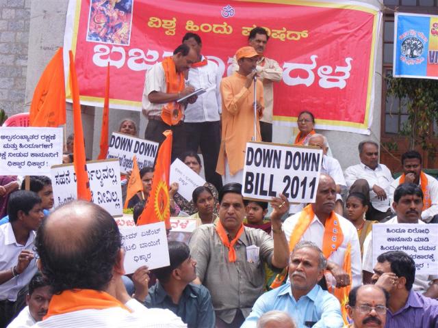 Mr. Mohan Gowda, HJS addressing to the Hindus present for agitation