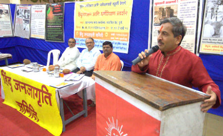 Keertankar Charudatta Aphale addressing to the audience