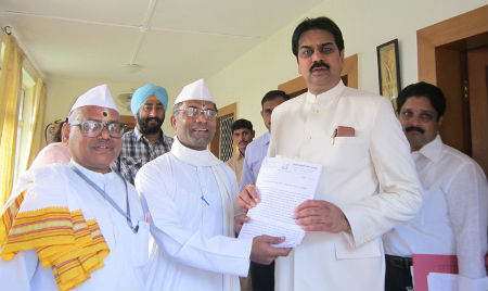 Warkaris submitting representation to Mr. Patil, Minister for Parliamentary Affairs