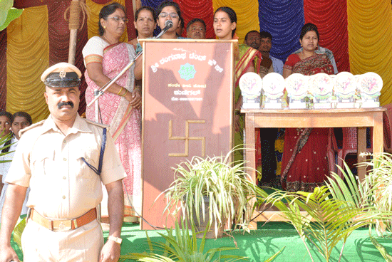 Samiti members singing Vande Mataram