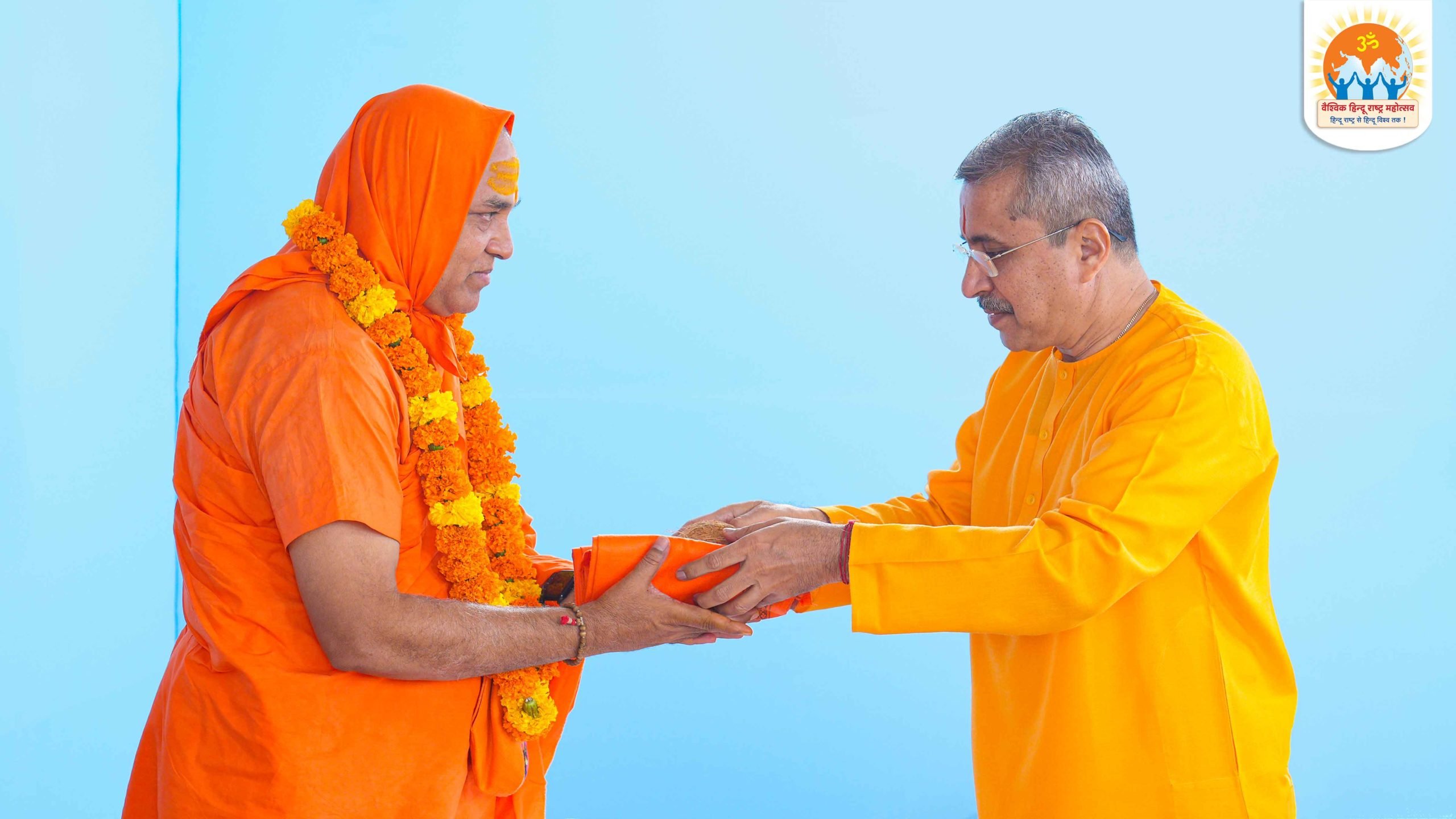 Mahamandleshwar Acharya Swami Pranavanand Saraswati (Founder, Shri Swami Akhandanandji Gurukul Ashram, Indore, Madhya Pradesh) being felicitated by Sadguru Nilesh Singbal (Dharmapracharak Saint, Hindu Janajagruti Samiti)