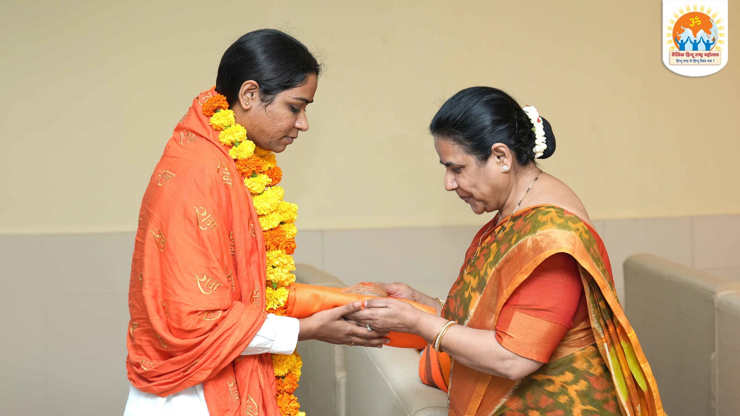 Sushri Rampriyashri ji Mai (President, Rampriya Foundation, Amravati, Maharashtra) being felicitated by H.H. (Mrs) Sunita Khemka (Saint, Sanatan Sanstha, Jharkhand)