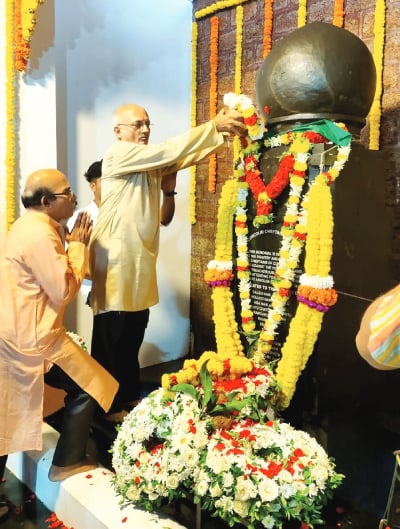 Hindu Janajagruti Samiti's Dr Manoj Solanki while offering the Jalabhishek to the memorial