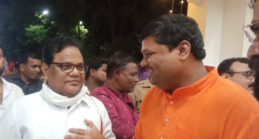 Mr. Sunil Ghanvat discussing the problems of Warkaris with Health Minister Dr. Tanaji Sawant in Pandharpur!